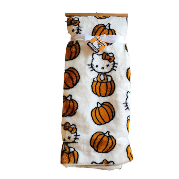 Hello Kitty Halloween 2024 50”x70” Plush Blanket Pumpkin Throw Faux Fur - Picture 9 of 9